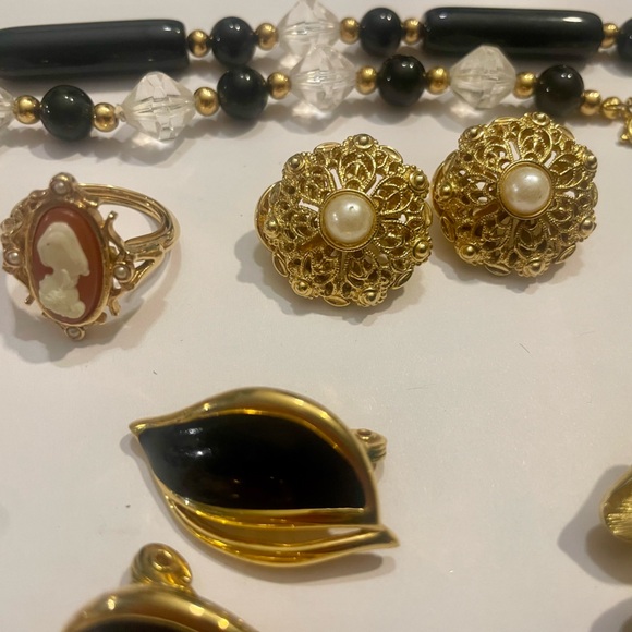 Vintage Jewelry Lot - Most Signed Trifari- Monet- Sarah Cov- Avon-Blanco 12 pcs - Picture 3 of 12